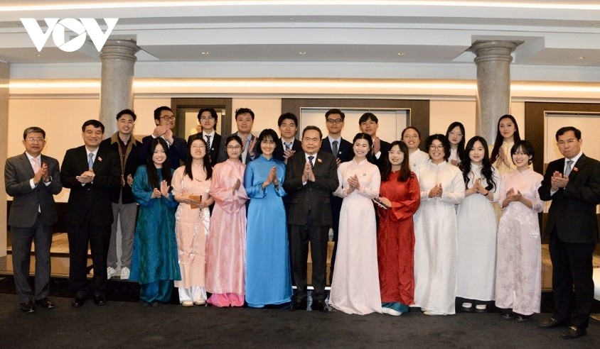 Top legislator meets Vietnamese students in Italy
